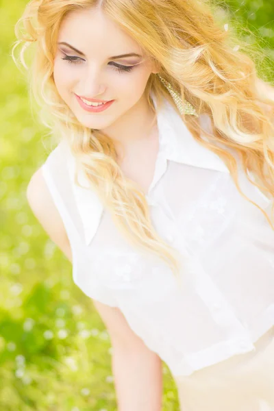 아름 다운 젊은 금발 여자의 봄 초상화. — 스톡 사진
