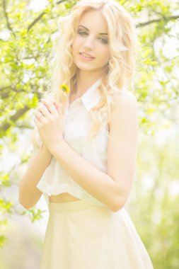 karahindiba güzel genç sarışın kadın portresi. doğada poz ve gülümseyen kız