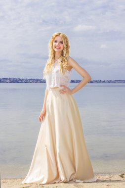 doğal dalgalı saçlı güzel bir genç sarışın kadın portresi