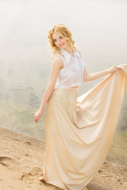 doğal dalgalı saçlı güzel bir genç sarışın kadın portresi