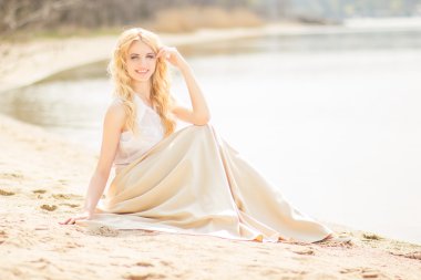 doğal dalgalı saçlı güzel bir genç sarışın kadın portresi