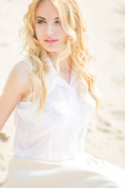 doğal dalgalı saçlı güzel bir genç sarışın kadın portresi