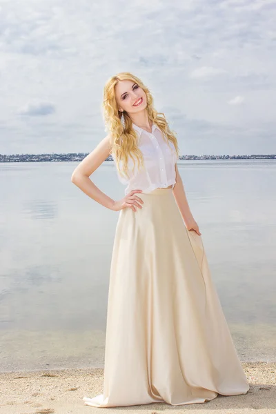 Portrait of a beautiful young blonde woman with wavy hair in nature — Stock Photo, Image