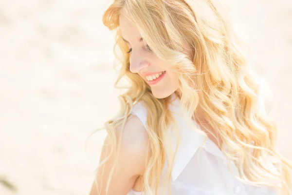 Portrait of a beautiful young blonde woman with wavy hair in nature — Stock Photo, Image