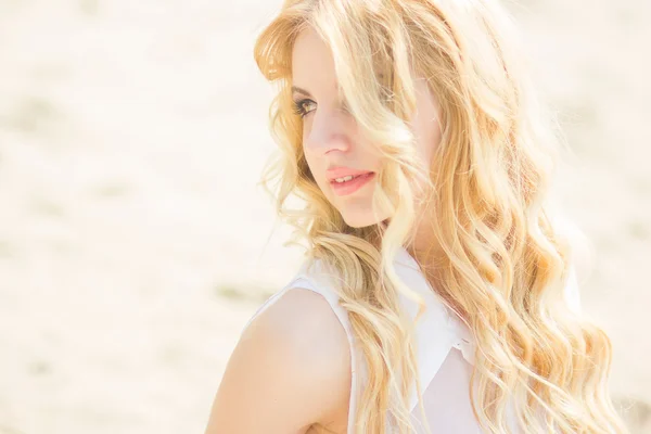 Retrato de uma bela jovem loira com cabelo ondulado na natureza — Fotografia de Stock