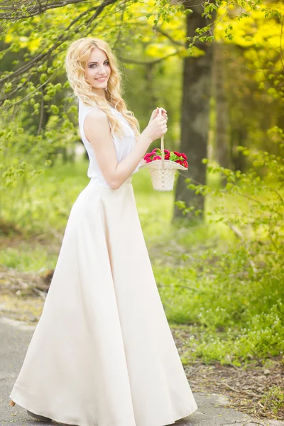 Ritratto di una bella giovane donna bionda in una giornata estiva soleggiata — Foto Stock