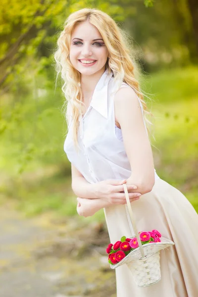 Güzel bir sarışın genç kadın bir gün güneşli yaz portresi — Stok fotoğraf