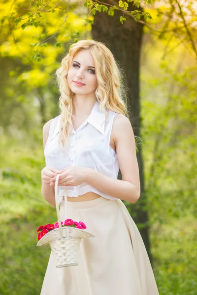 Portrait of a beautiful young blonde woman on a sunny summer day — Stock Photo, Image