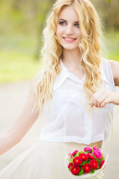 Portrait of a beautiful young blonde woman on a sunny summer day — Stock Photo, Image