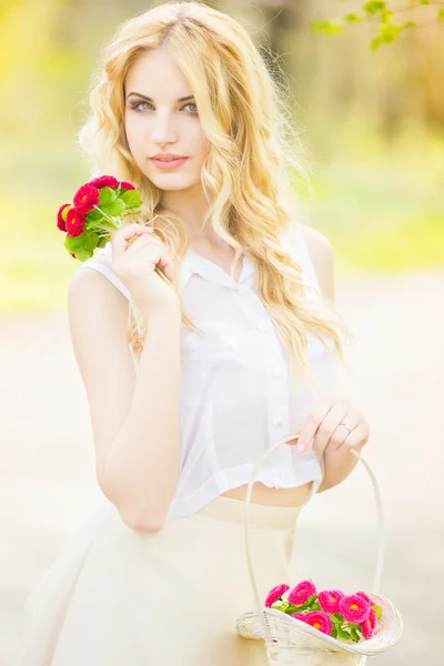 Portrait d'une belle jeune femme blonde par une journée d'été ensoleillée — Photo