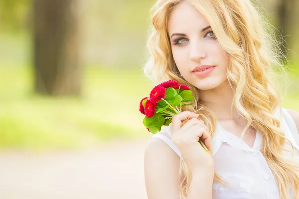 Porträtt av en vacker ung blond kvinna på en solig sommardag — Stockfoto