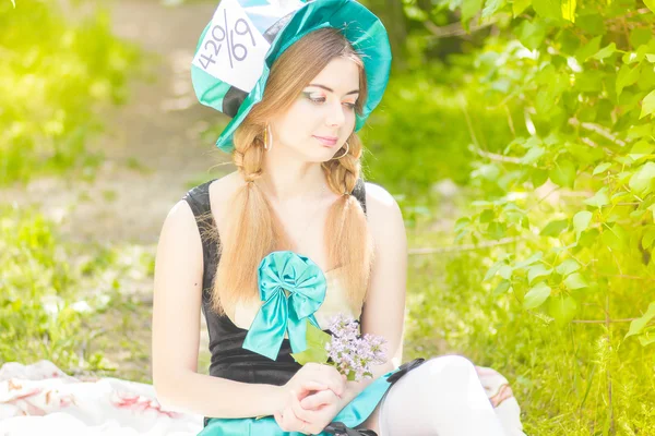 Retrato de una hermosa joven con cabello castaño — Foto de Stock