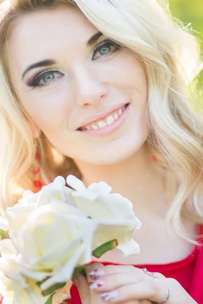 Portret van een mooie jonge blonde vrouw — Stockfoto