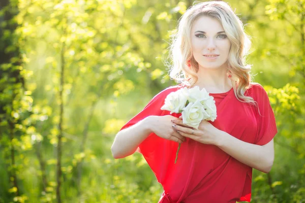 Porträt einer schönen jungen blonden Frau — Stockfoto