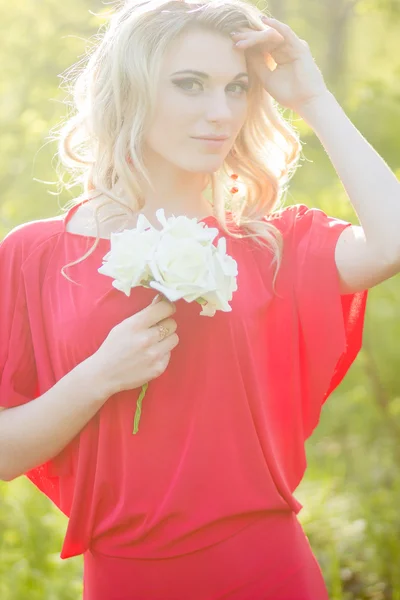 Porträtt av en vacker ung blond kvinna — Stockfoto