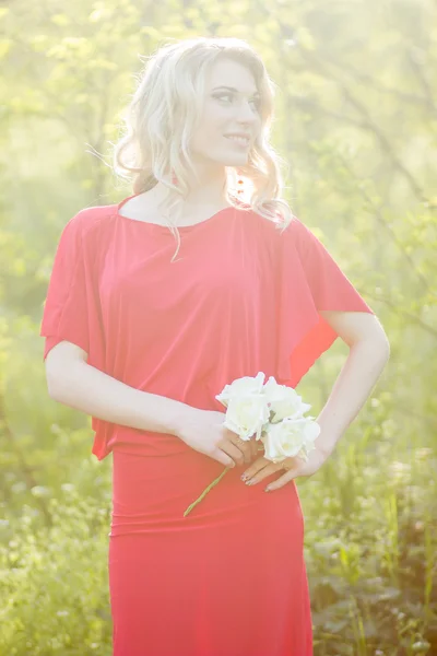 Porträtt av en vacker ung blond kvinna — Stockfoto