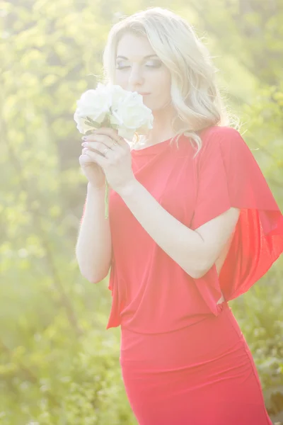 Porträt einer schönen jungen blonden Frau — Stockfoto
