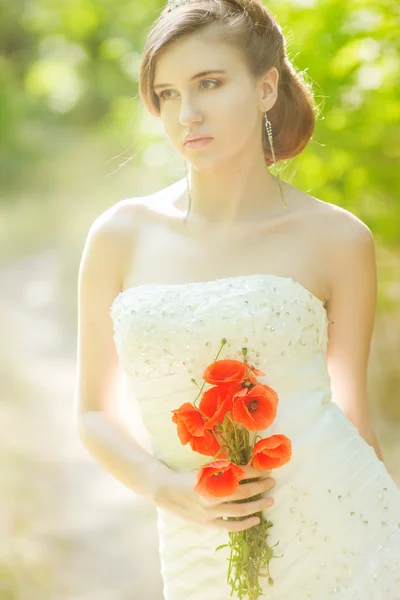 Krásná nevěsta venku - měkké zaměření — Stock fotografie