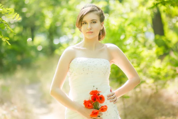 Красивая невеста на открытом воздухе - мягкий фокус — стоковое фото