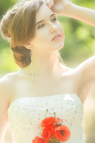 Schöne Braut im Freien - weicher Fokus — Stockfoto