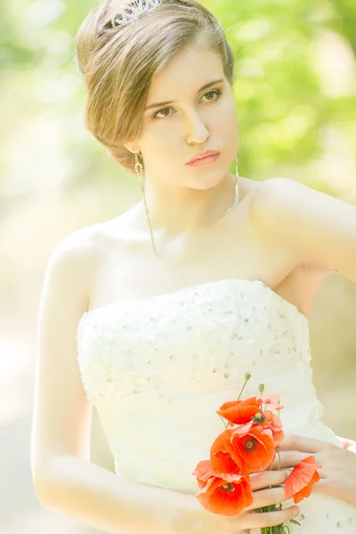 Красивая невеста на открытом воздухе - мягкий фокус — стоковое фото