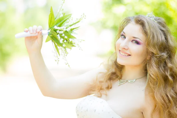 Porträt einer schönen jungen Braut in der Natur in einem prachtvollen Brautkleid. — Stockfoto