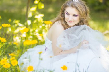 uzun kıvırcık saçlı güzel genç gelin portresi