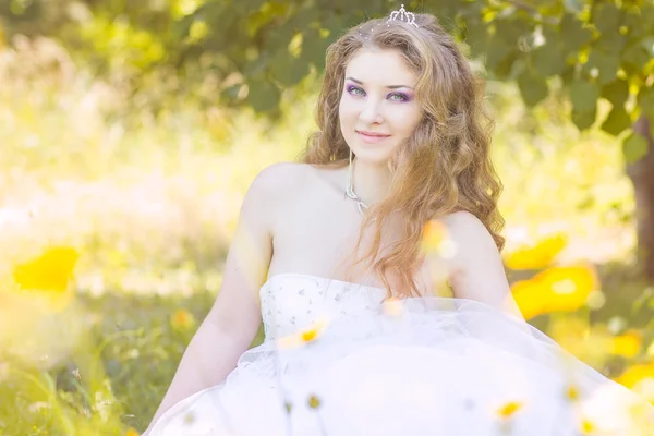 Porträt der schönen jungen Braut mit langen lockigen Haaren — Stockfoto