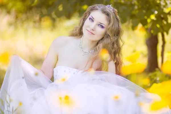 Retrato de bela noiva jovem com cabelo encaracolado longo — Fotografia de Stock