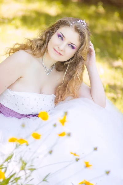 Retrato de bela noiva jovem com cabelo encaracolado longo — Fotografia de Stock