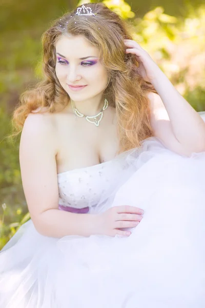 Ritratto di bella giovane sposa con lunghi capelli ricci — Foto Stock
