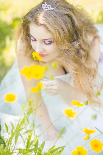 Retrato de la hermosa novia joven con el pelo rizado largo — Foto de Stock