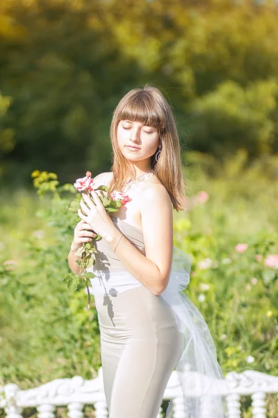 Portrait de mode extérieure de jeune belle femme brune sensuelle — Photo