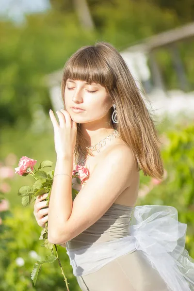 Utomhus mode porträtt av ung vacker sensuell brunett kvinna — Stockfoto