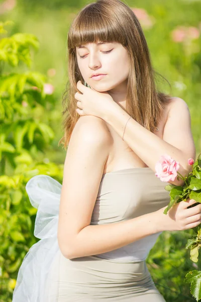 Buiten mode portret van jonge mooie sensuele brunette vrouw — Stockfoto