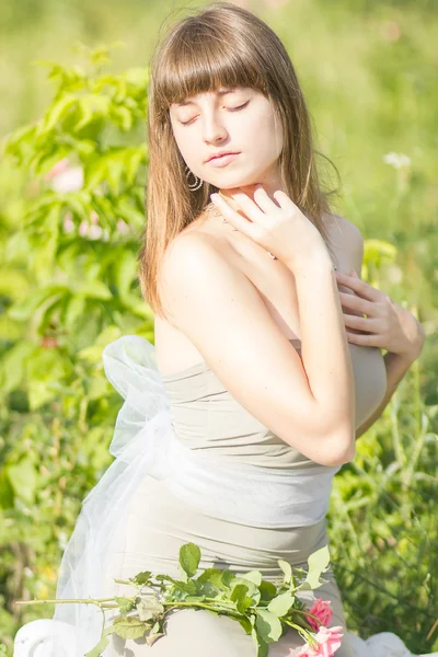 Retrato de moda al aire libre de joven hermosa mujer morena sensual — Foto de Stock