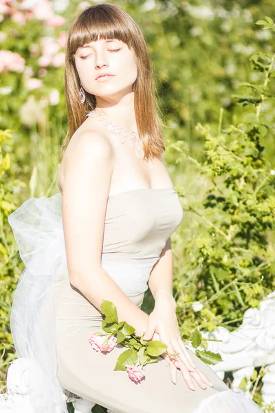 Outdoor fashion portrait of young beautiful sensual brunette woman — Stock Photo, Image