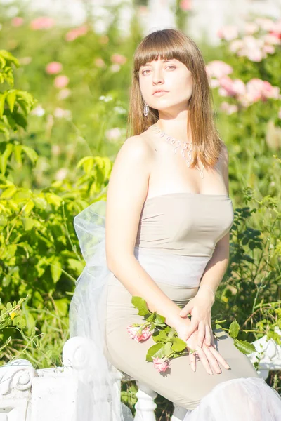 Retrato de moda al aire libre de joven hermosa mujer morena sensual — Foto de Stock