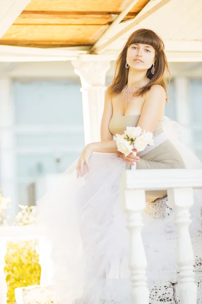 Outdoor fashion portrait of young beautiful sensual brunette woman in summer day. — Stock Photo, Image