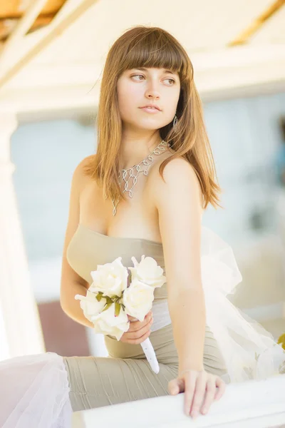 Outdoor fashion portrait of young beautiful sensual brunette woman in summer day. — Stock Photo, Image