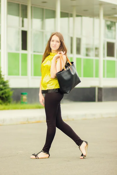 Mujer atractiva joven con bolsa — Foto de Stock