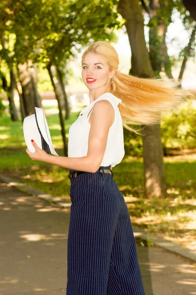 Açık yaz genç güzel sarışın kız portresi. güzel bir kadın parkta poz — Stok fotoğraf