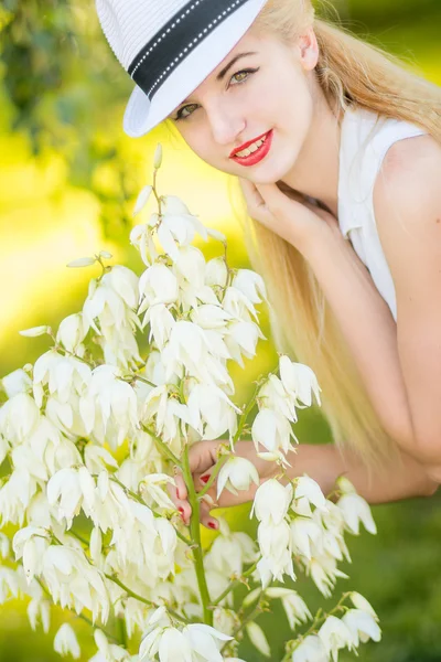 Buiten zomer portret van vrij schattige blonde meisje. mooie vrouw poseren in het park — Stockfoto
