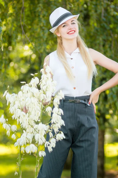 Utomhus sommaren porträtt av unga ganska söt blond tjej. vacker kvinna poserar i parken — Stockfoto