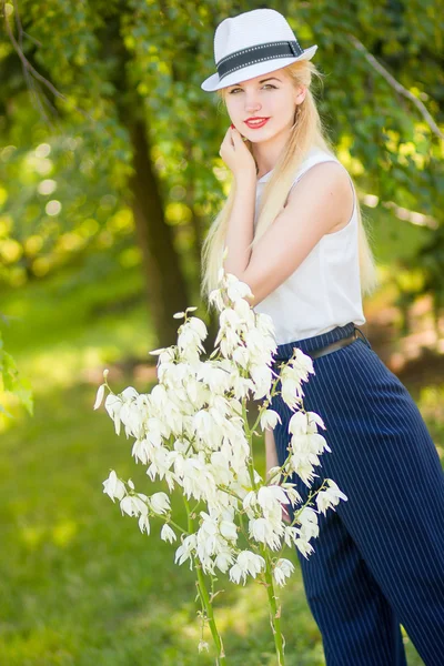 Retrato de verano al aire libre de la joven linda chica rubia. Hermosa mujer posando en el parque —  Fotos de Stock