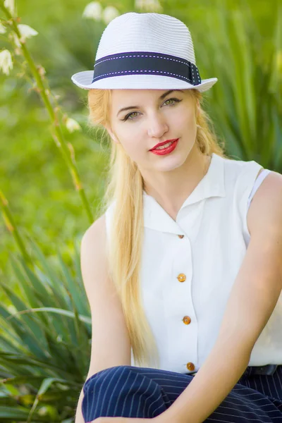 Retrato de verano al aire libre de la joven linda chica rubia. Hermosa mujer posando en el parque —  Fotos de Stock