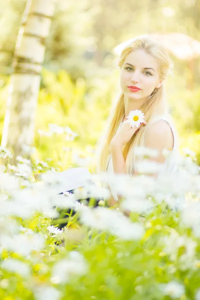Retrato de verano al aire libre de la joven linda chica rubia. Hermosa mujer posando en el parque —  Fotos de Stock