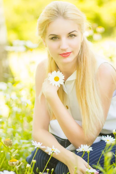 Retrato de verano al aire libre de la joven linda chica rubia. Hermosa mujer posando en el parque —  Fotos de Stock