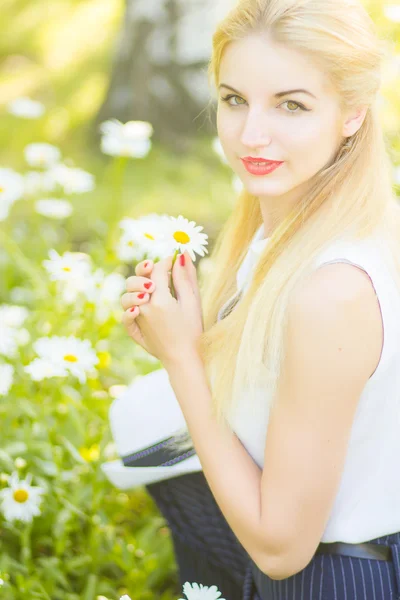 Retrato de verão ao ar livre de jovem muito bonito menina loira. Mulher bonita posando no parque — Fotografia de Stock