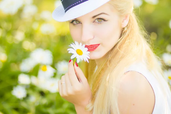 Açık yaz genç güzel sarışın kız portresi. güzel bir kadın parkta poz — Stok fotoğraf